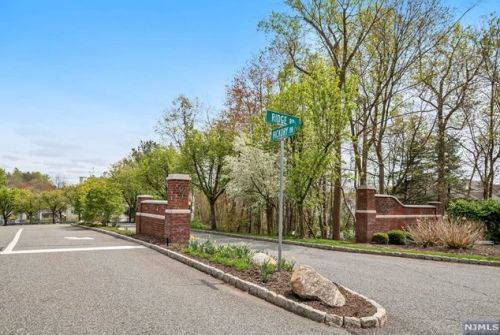 1199 Sycamore Ln, Mahwah, NJ 07430-2367