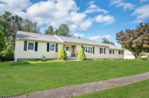 19 Aldersgate Cir, Mount Olive, NJ 07828-3810
