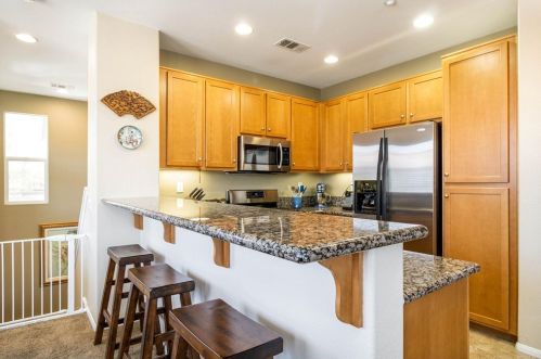 202 Calle Del Sol, Vista, CA 92083-3624