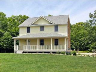 197 Ledoux Ln, Tiverton, RI 02878-3418