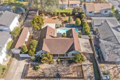 620 University St, Healdsburg, CA 95448-3745