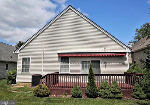 6 Hummingbird Dr, Trenton NJ  08690-3557 exterior