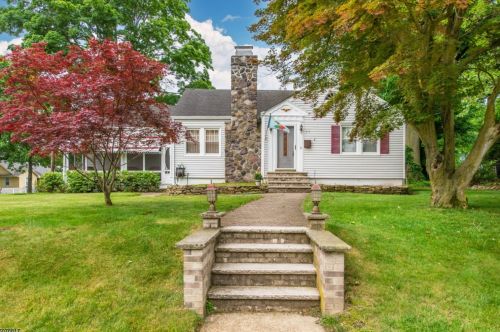 47 Arch St, Kinnelon, NJ 07405-1004