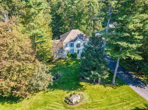 33 Quaker Ln, Dover, NH 03820-4916