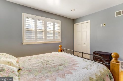 6808 Houndmaster Rd, Springfield VA  22152-2715 exterior