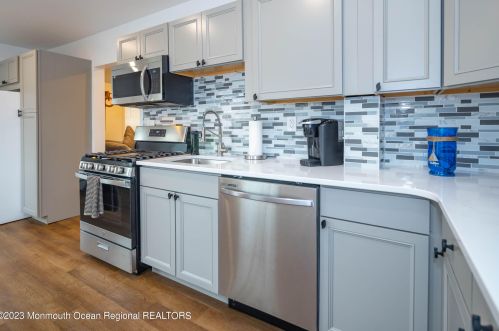 25 Monmouth Ave, Middletown NJ  07748-5732 exterior