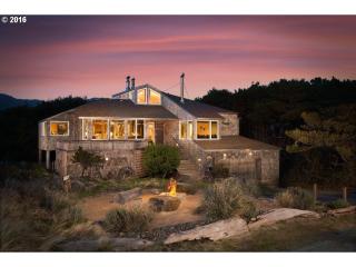 8820 Pelican Ln, Manzanita, OR 97130-9066