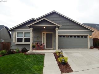 4945 Glacier Dr, Springfield, OR 97478-4721
