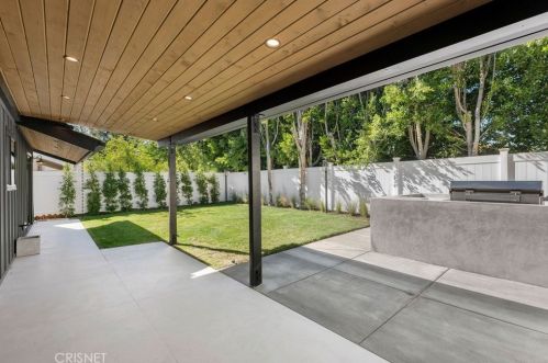 5243 Fulton Ave, Van Nuys CA  91401-5906 exterior