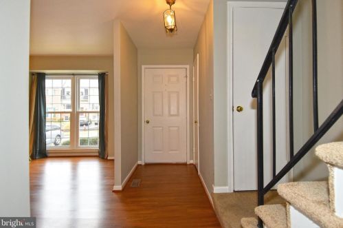 9709 Lakepointe Dr, Springfield VA  22015-1880 exterior