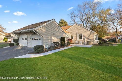 92 Halls Croft Rd, East Freehold, NJ 07728-5266