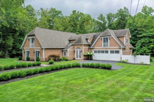 38 Cherry Ln, Upper Saddle River, NJ 07458-1004