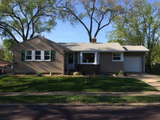 909 Lawndale Ave, Pekin, IL 61554-2131