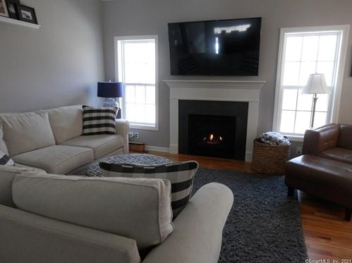30 Heritage Ct, Waterbury, CT 06716-2682
