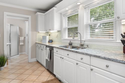 17 Walton Rd, Plaistow, NH 03865-2115