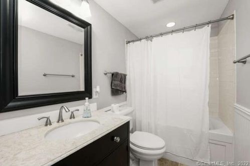 35 Philo Curtis Rd, Sandy Hook CT  06482-1220 exterior