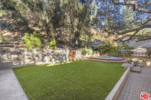 2575 Gardner Pl, Glendale CA  91206-3018 exterior