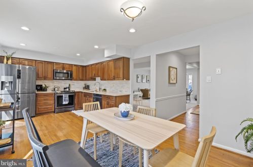 5784 Crownleigh Ct, Springfield VA  22015-1885 exterior