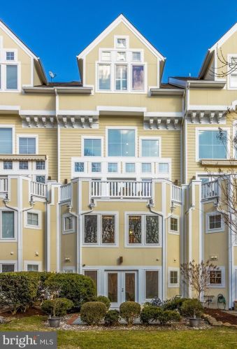 2028 Beacon Heights Dr, Herndon, VA 20191-4847