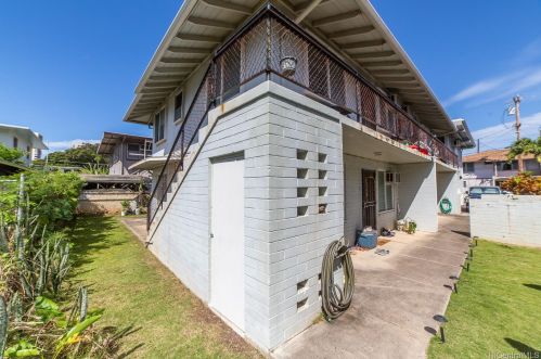 2969 Varsity Cir, Honolulu HI  96826-1745 exterior