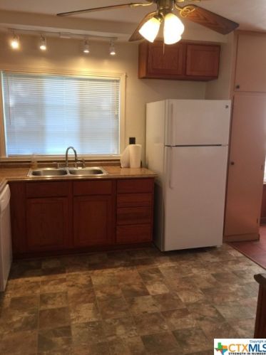 429 Moore St, Seguin TX  78155-5921 exterior