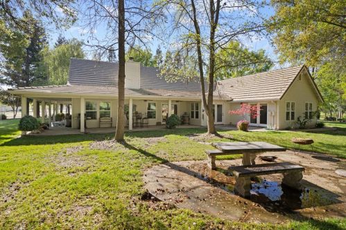 9622 Dove Creek Ln, Valley Springs, CA 95252-9069