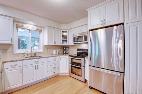41 Mccormick Ln, Middletown, CT 06457-2046