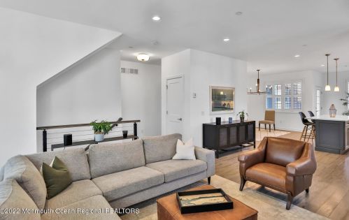 2 River St, Tinton Falls NJ 07701-1324 exterior