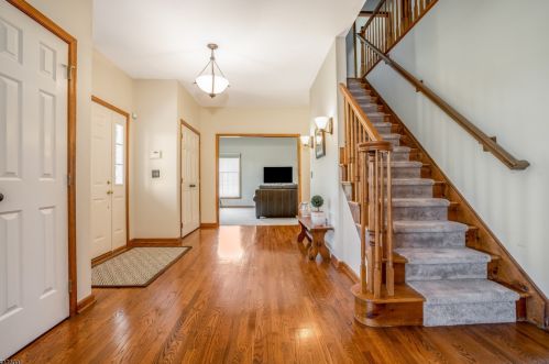 10 Southgate Dr, Annandale, NJ 08801-3385