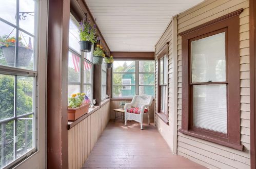 2 Laurel St, Derry, NH 03038-1905