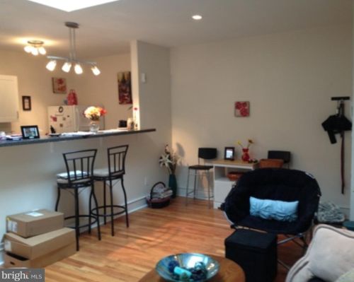 322 10th St, Philadelphia, PA 19107-6120