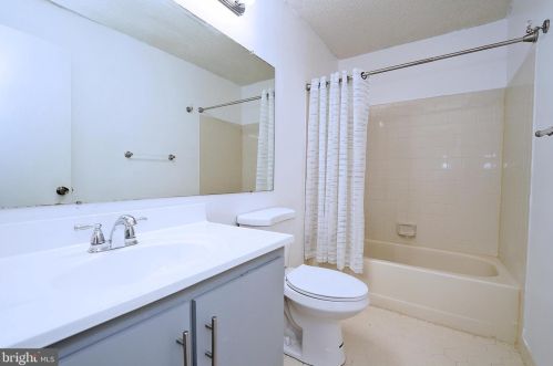 36 Holly Ct, Trenton NJ  08619-4633 exterior