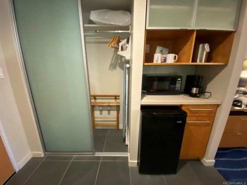 410 Atkinson Dr, Honolulu HI  96814-4730 exterior