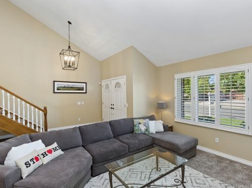 6718 Rycroft Dr, Riverside CA  92506-5315 exterior