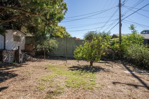 3300 Montrose Ave, Glendale CA 91214-3341 exterior