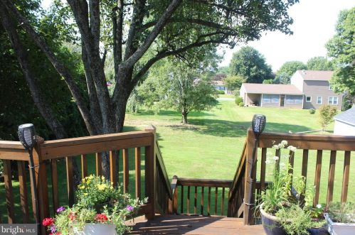 2482 Creek View Dr, Lancaster PA  17602-1451 exterior