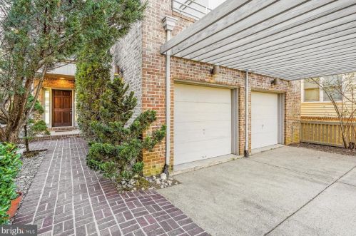 2028 Beacon Pl, Herndon, VA 20191-4843