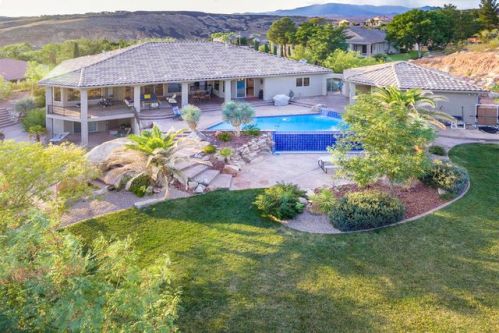916 Apache Dr, Washington, UT 84780-2512