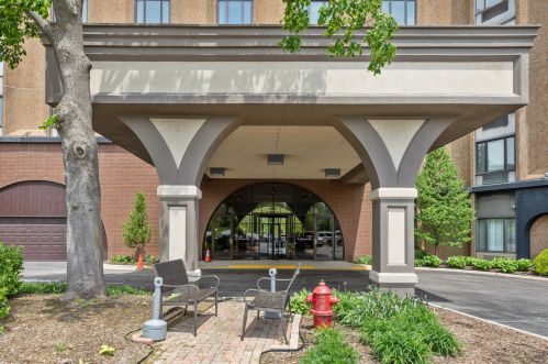 1 Renaissance Pl, Palatine IL  60067-3642 exterior