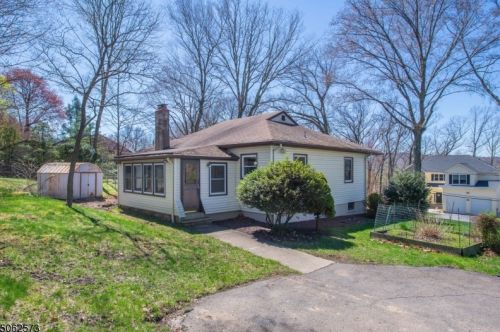 15 Sanders Pl, Kinnelon, NJ 07405-1211