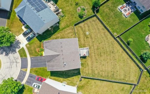 439 Westport Dr, Pingree Grove IL  60140-9172 exterior