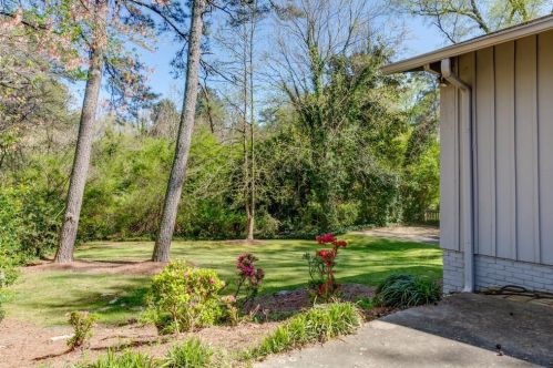 6227 Hunting Creek Rd, Atlanta GA  30328-3322 exterior