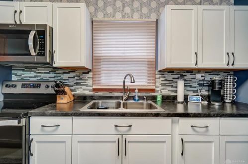 221 Parkwood Ave, Springfield OH  45506-2702 exterior