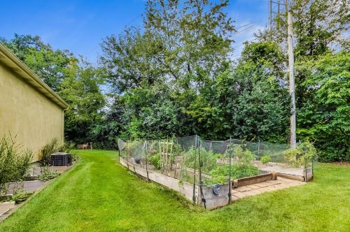 8901 Maple Ave, Willowbrook IL 60527-6469 exterior