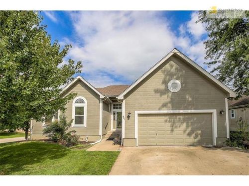 807 Bridle Trail Ln, Peculiar, MO 64078-8409