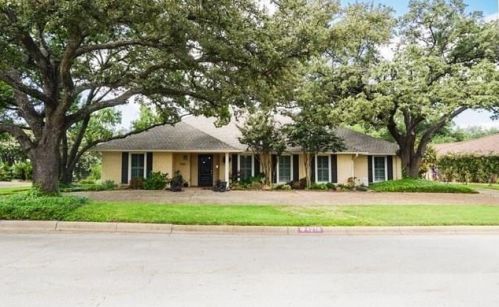 4216 Ridglea Country Club Dr, Fort Worth TX  76126-2224 exterior