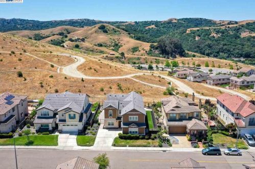 7633 Ridgeline Dr, Pleasanton, CA 94568-5575