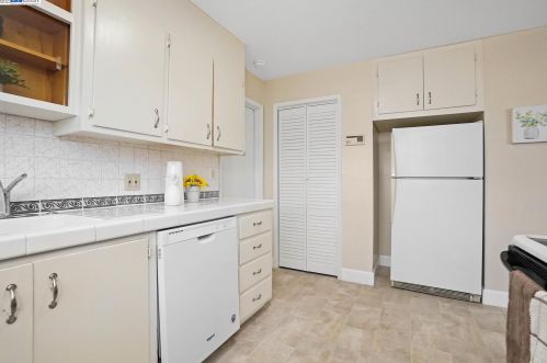 25655 Calaroga Ave, Hayward, CA 94545-2507