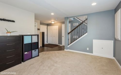 1495 Deer Pointe Dr, South Elgin, IL 60177-1331