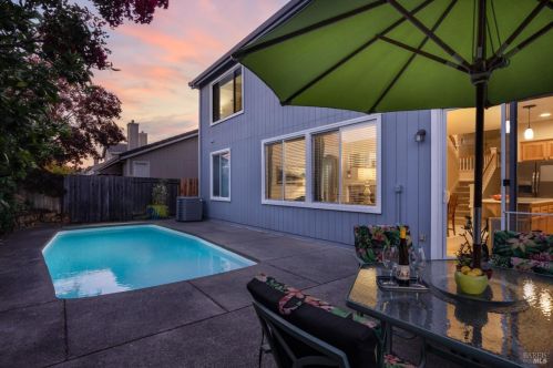 7448 14th Hole Dr, Windsor, CA 95492-9785